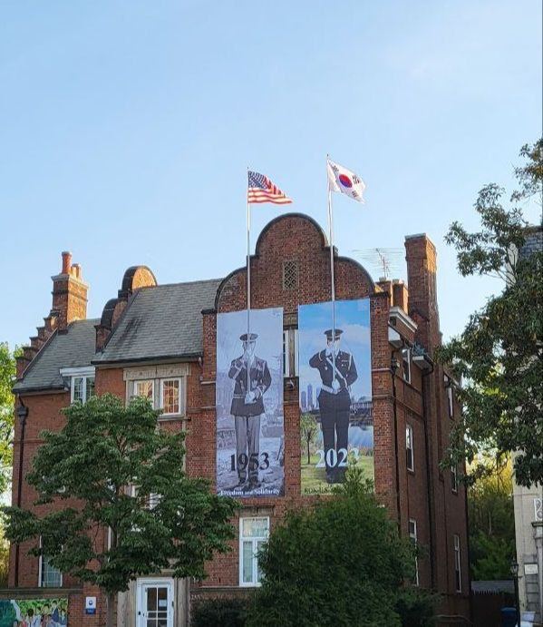 [서울=뉴시스] 미국 워싱턴 매사추세츠 가에 위치한 주 워싱턴 한국문화원 외벽에 1953년 미국 의장대와 2023년 대한민국 의장대가 각각 성조기와 태극기를 든 모습의 한미동맹 70년 기념 게시물이 설치돼 있다고 대통령실이 22일 밝혔다. (사진=대통령실 제공) 2023.04.22. photo@newsis.com *재판매 및 DB 금지