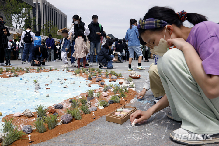 [서울=뉴시스] 고승민 기자 = 22일 서울 광화문광장에서 '쓰레기를 위한 지구는 없다'를 주제로 열린 2023 지구의 날 행사를 찾은 어린이 등 시민들이 즐거운 시간을 보내고 있다. 2023.04.22. kkssmm99@newsis.com