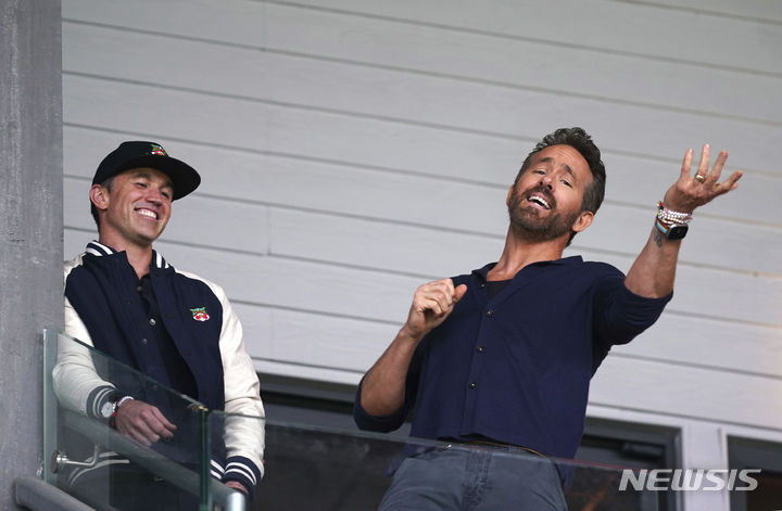 [렉섬=AP/뉴시스]잉글랜드 렉섬 구단주인 '데드풀' 레이놀즈. 2023.04.22.