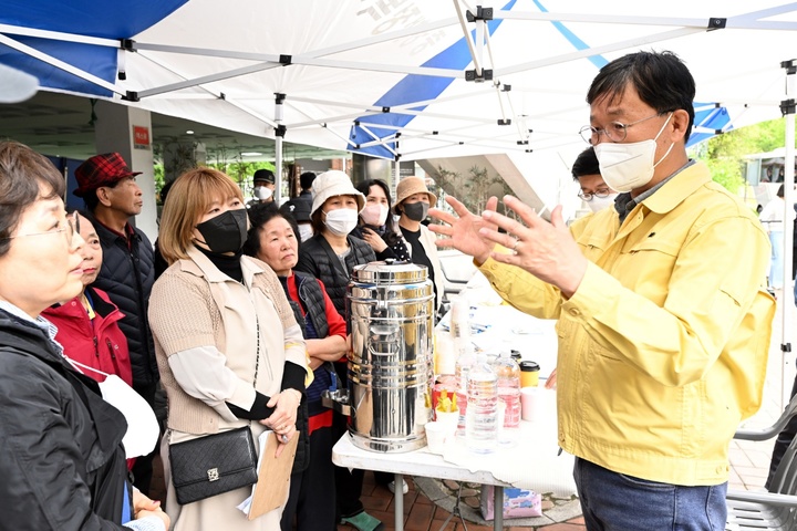 [안산=뉴시스] 이민근 경기 안산시장이 23일 단원구 고잔동 한 상가건물에서 발생한 화재현장을 찾아 상인들에게 피해 대책을 밝히고 있다. (사진=안산시 제공) 2023.04.23. photo@newsis.com *재판매 및 DB 금지