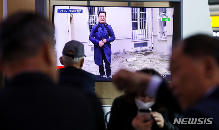 [서울=뉴시스] 정병혁 기자 = 23일 오전 서울 중구 서울역에서 시민들이 송영길 더불어민주단 전 대표의 2021년 전당대회 돈봉투 의혹 관련 뉴스를 시청하고 있다. 송영길 전 더불어민주당 대표는 지난 22일 프랑스 파리에서 기자회견을 열고 "모든 정치적 책임을 지고 오늘부로 민주당을 탈당하고자 한다"고 밝혔다. 송 전 대표는 오는 24일 오후 3시 인천공항을 통해 귀국할 예정이다. 2023.04.23. jhope@newsis.com