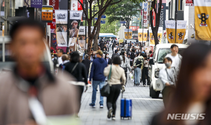 [서울=뉴시스] 정병혁 기자 = 23일 오전 서울 중구 명동이 관광객들로 북적이고 있다. 2023.04.23. jhope@newsis.com