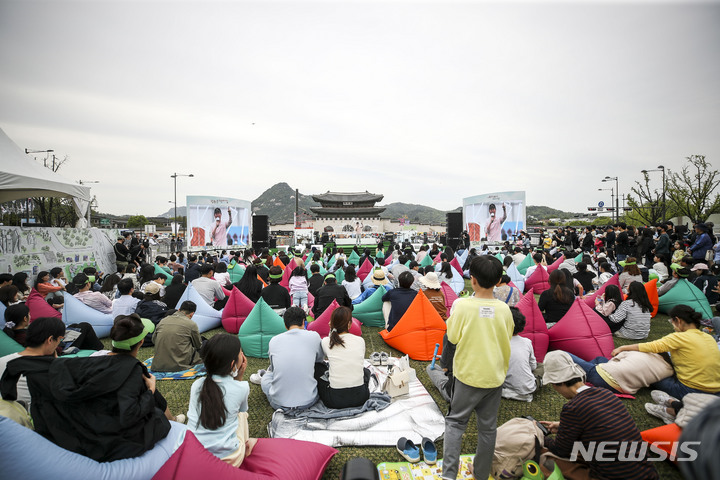 [서울=뉴시스] 정병혁 기자 = 23일 서울 종로구 광화문광장에서 열린 '광화문 책마당' 개막식에서 시민들이 공연을 바라보고 있다. 서울시는 23일 부터 11월까지 광화문광장과 서울광장에 각각 '광화문 책마당'과 '책읽는 서울광장'을 운영한다. 2023.04.23. jhope@newsis.com