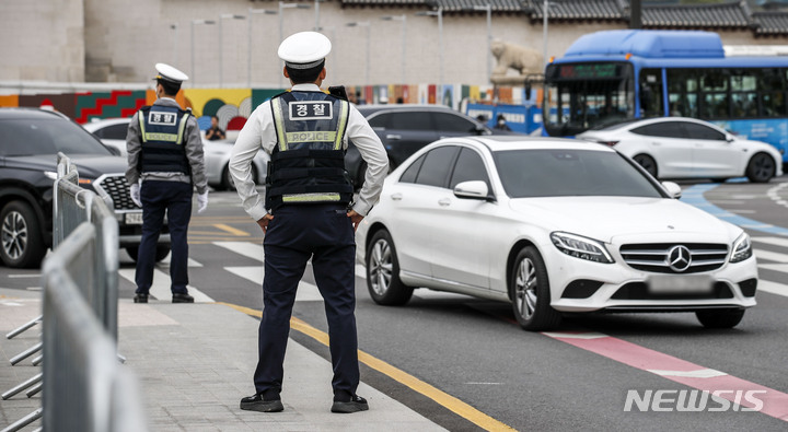 우회전 차로에서 교통 단속 중인 경찰관들. (사진=뉴시스DB) photo@newsis.com