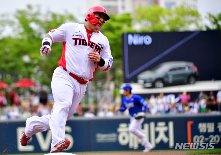 [광주=뉴시스] 이영주 기자 = 23일 오후 광주 북구 광주-기아챔피언스필드에서 열린 2023프로야구 KIA 타이거즈 대 삼성 라이온즈의 경기, 1회 말 KIA 최형우가 김선빈의 2루타를 본 뒤 달리고 있다.  2023.04.23. leeyj2578@newsis.com