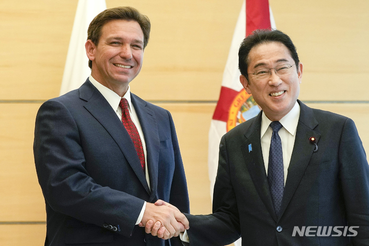 [도쿄=AP/뉴시스]24일 기시다 후미오 일본 총리(오른쪽)가 도쿄 총리 관저에서 방일한 미 대선 잠룡 론 디샌티스 플로리다 주지사와 만나 악수하고 있다. 2023.04.24.