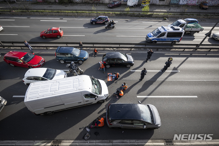 [베를린=AP/뉴시스]독일 베를린의 A100 고속도로가 24일 강력 접착제로 도로에 몸을 붙여 교통 흐름을 차단하려는 기후단체 '래스트 제너레이션' 회원들의 시위로 봉쇄돼 있다. 기후 운동가들은 이날 아침 수도 베를린에서 강력 접착제로 자신들의 몸을 도로에 붙임으로써 수도 전체의 교통을 마비시키려 했다. 2023.04.24.