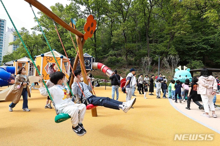  통삼근린공원 내 조성된 모험 놀이터를 즐기고 있는 어린이와 시민들의 모습