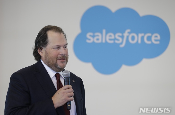 "젠슨 황 코스프레?" 가죽 자켓 입은 베니오프, 70조 'AI 승부수'