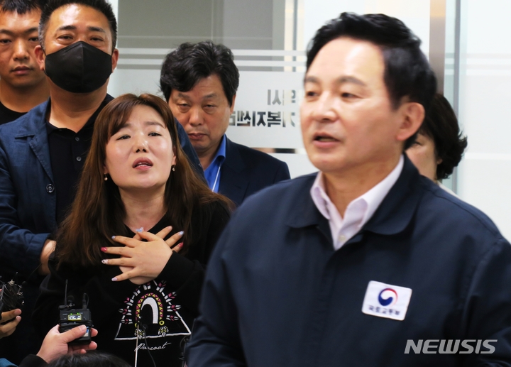 [인천=뉴시스] 김동영 기자 = 안상미 전세사기·깡통주택 피해자 전국대책위원회 공동위원장이 24일 인천 부평구 ‘인천 전세피해지원센터’에서 원희룡 국토교통부 장관에게 대화를 제안하고 있다. 2023.04.24. dy0121@newsis.com 