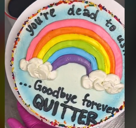 [서울=뉴시스] 미국의 한 전문 제빵사가 퇴사자를 위한 '소금 케이크'를 만들어 달라는 기업의 제작 의뢰를 받았다. 케이크에는 무지개와 구름, 그리고 '너는 우리 마음속에서 죽었다. 영원히 안녕이다 퇴사자'라는 문구가 담겼다. (사진=소셜미디어) 2023.04.24. *재판매 및 DB 금지