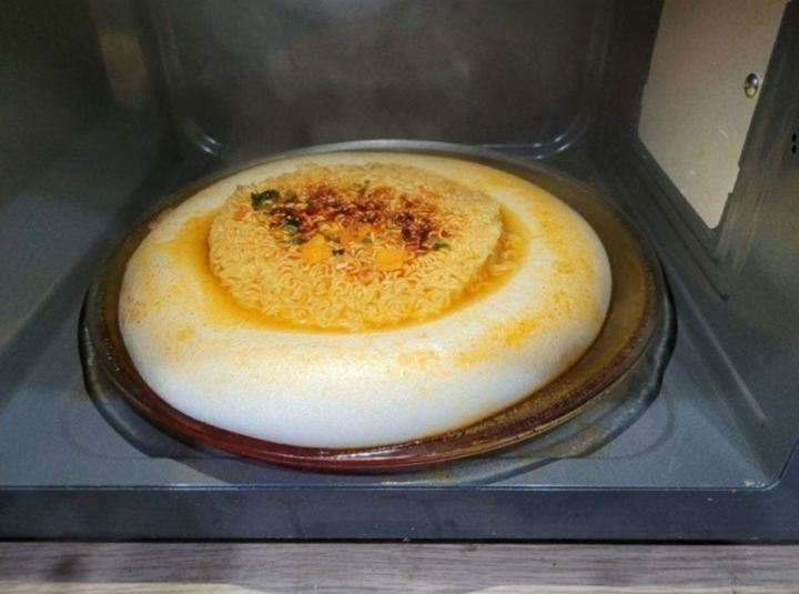 전자레인지에 돌린 컵라면 용기가 녹아내렸다. (캡처=온라인 커뮤니티) *재판매 및 DB 금지