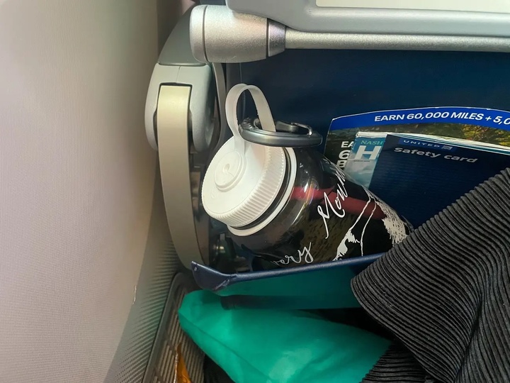 [서울=뉴시스] 미국의 한 여행전문기자가 여행 비용 절감과 시차 적응은 물론 친환경 여행을 위해 텀블러를 챙겨야 한다고 지난 20일(현지시간) 비즈니스인사이더가 보도했다.(사진=미국 비즈니스인사이더)2023.04.24. *재판매 및 DB 금지