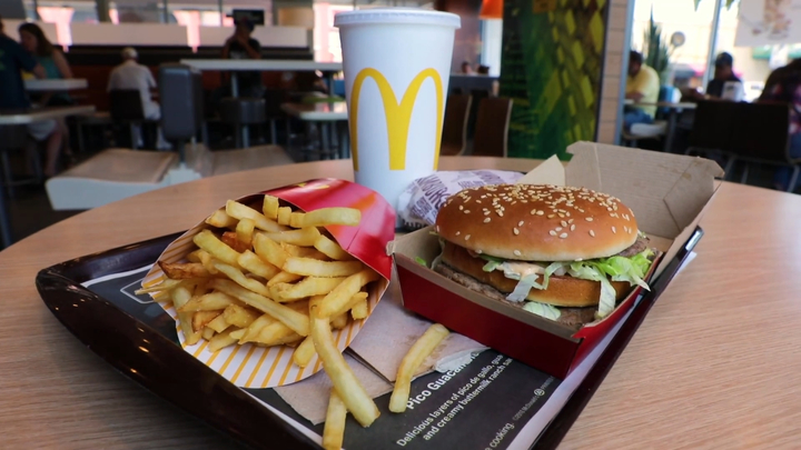 [서울=뉴시스] 미국의 한 틱톡커가 맥도날드 감자튀김에는 '쇠고기 향료'가 첨가됐다는 영상을 올렸다고 지난 18일(현지시간) 미국 뉴욕포스트가 보도했다. (사진=미국 뉴욕포스트)2023.04.24. *재판매 및 DB 금지