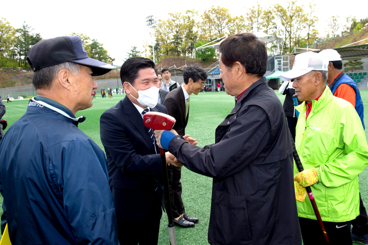 24일 김창규 제천시장이 제62회 충북도민체전에 출전하는 제천시선수단을 격려하고 있다.(사진=제천시 제공) 2023.4.24. photo@newsis.com *재판매 및 DB 금지