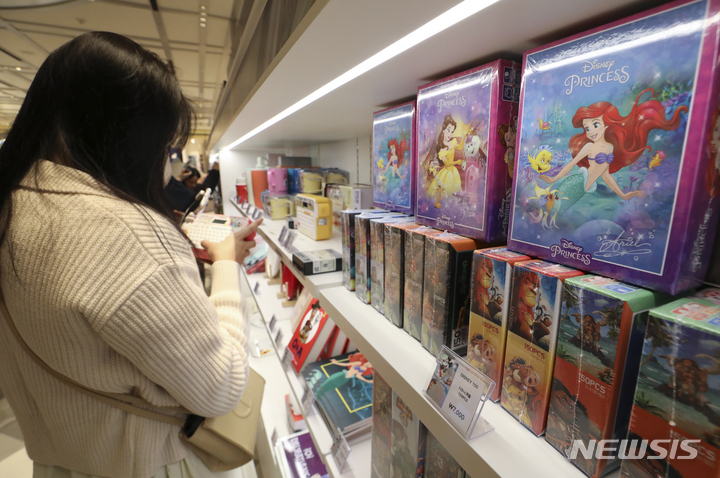 18일 경기 현대백화점 판교점에 팝업스토어 형식으로 오픈한 디즈니 매장에서 고객들이 인형과 캐릭터 용품을 고르고 있다. (사진=뉴시스) *재판매 및 DB 금지