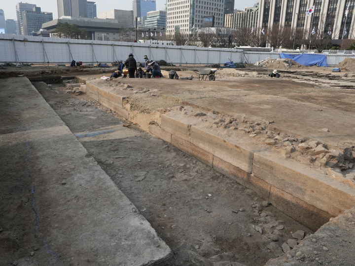 [서울=뉴시스]&nbsp; 광화문 월대 동편 기단 전경 (사진=문화재청 제공) 2023.04.25. photo@newsis.com *재판매 및 DB 금지