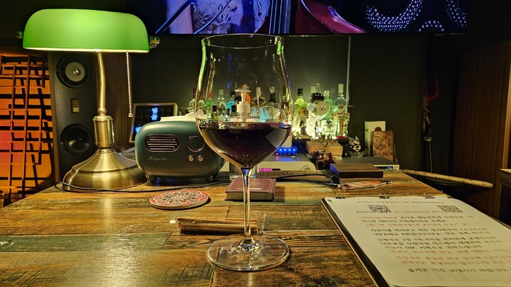 [서울=뉴시스]'인현골방' 내부 모습. '콥케 파인루비 포트'를 주문했다. 2023.04.25. photo@newsis.com *재판매 및 DB 금지