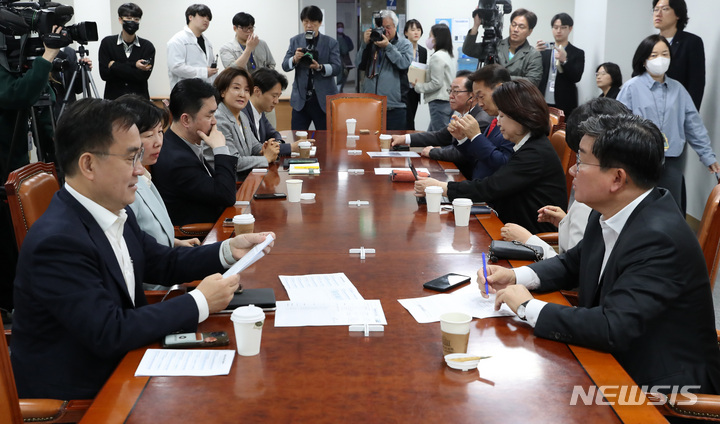 [서울=뉴시스] 이영환 기자 = 초당적정치개혁의원모임 소속 의원들이 24일 오전 서울 여의도 국회 의원회관 제10간담회실에서 공개 운영위원회를 진행하고 있다. 이날 회의에는 국민의힘 조해진, 이종배, 최형두 의원, 더불어민주당 김상희, 전해철, 김종민, 이탄희, 정의당 심상정, 이은주 의원, 양정숙 무소속 의원이 참석했다. 2023.04.24. 20hwan@newsis.com