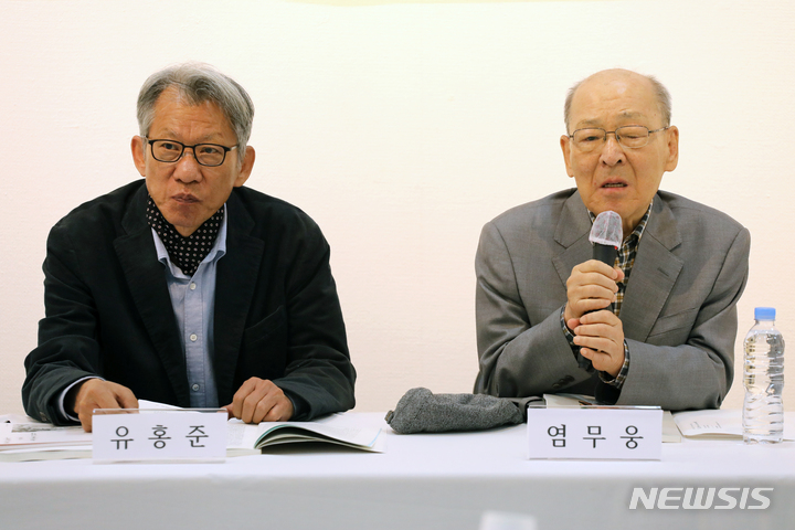 [서울=뉴시스] 박진희 기자 = 김지하 시인 1주기 추모문화제 추진위원장 염무웅 문학평론가와 미술평론가 유홍준 추모 서화전 전시총괄이 24일 서울 종로구 백악미술관에서 '김지하 시인 1주기 추모문화제 기자간담회'를 하고 있다. 2023.04.24. pak7130@newsis.com