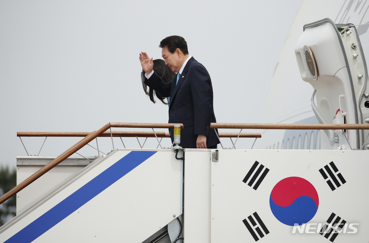 [성남=뉴시스] 전신 기자 = 5박7일간 미국을 국빈 방문하는 윤석열 대통령과 부인 김건희 여사가 24일 경기도 성남 서울공항에서 공군 1호기 탑승 전 손 흔들어 인사하고 있다. 2023.04.24. photo1006@newsis.com