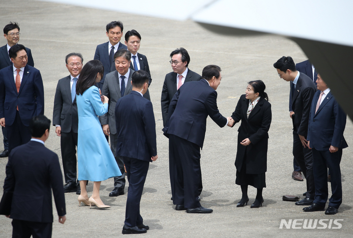 [성남=뉴시스] 전신 기자 = 5박7일 일정으로 미국을 국빈 방문하는 윤석열 대통령과 부인 김건희 여사가 24일 경기도 성남 서울공항에서 공군 1호기 탑승에 앞서 환송 인사들과 인사하고 있다. 2023.04.24. photo1006@newsis.com