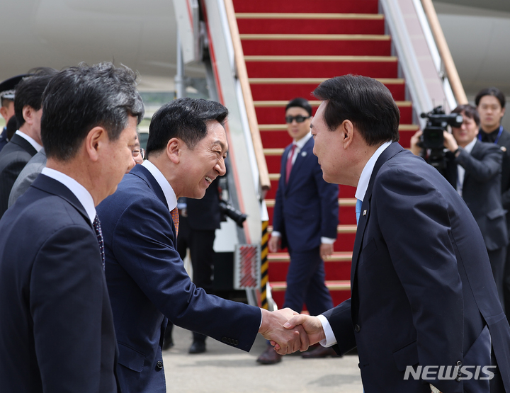 [성남=뉴시스] 전신 기자 = 5박7일 일정으로 미국을 국빈 방문하는 윤석열 대통령이 24일 경기도 성남 서울공항에서 공군 1호기 탑승에 앞서 김기현 국민의힘 대표 등 환송인사들과 인사하고 있다. 2023.04.24. photo1006@newsis.com