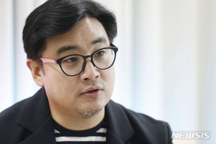 [고양=뉴시스] 최동준 기자 = 장진택 자동차 전문기자가 24일 경기 고양시 한 사무실에서 뉴시스와 인터뷰를 하고 있다. 2023.04.24. photocdj@newsis.com