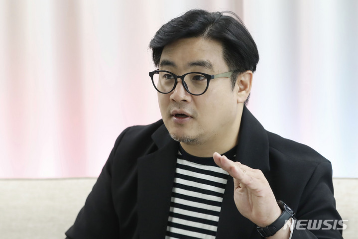 [고양=뉴시스] 최동준 기자 = 장진택 자동차 전문기자가 24일 경기 고양시 한 사무실에서 뉴시스와 인터뷰를 하고 있다. 2023.04.24. photocdj@newsis.com