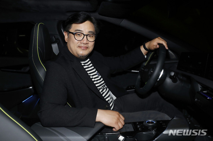 [고양=뉴시스] 최동준 기자 = 장진택 자동차 전문기자가 24일 경기 고양시 한 사무실에서 뉴시스와 인터뷰 전 포즈를 취하고 있다. 2023.04.24. photocdj@newsis.com