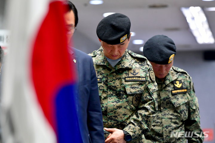 [광주=뉴시스] 이영주 기자 = 24일 오후 광주 서구 5·18기념문화센터에서 열린 특전사 5·18자체조사 위원회 출범식에 참석한 특전사동지회원들이 묵념하고 있다. 2023.04.24. leeyj2578@newsis.com