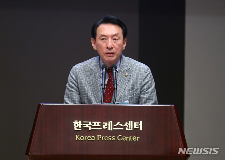 [서울=뉴시스] 배훈식 기자 = 김석기 국민의힘 의원이 24일 오후 서울 중구 한국프레스센터에서 열린 북한인권 조사기록의 의미 및 북한인권 인식 제고를 위한 민관국제사회의 역할 토론회에 참석해 환영사를 하고 있다. 2023.04.24. dahora83@newsis.com