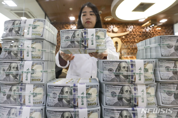 [서울=뉴시스] 김근수 기자 = 지난 4월24일 서울 중구 하나은행 위변조대응센터에서 직원이 달러를 정리하고 있다. 미국 긴축 기조의 장기화 등의 영향으로 환율이 장중 1,336.9원까지 올라서며 연고점(1,332.3원)을 갱신했다. 2023.08.21. ks@newsis.com