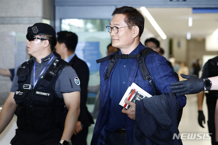 [인천공항=뉴시스] 최동준 기자 = '전당대회 돈봉투' 의혹을 받는 송영길 전 더불어민주당 대표가 지난 24일 인천국제공항으로 귀국하고 있다. 2023.04.24. photocdj@newsis.com