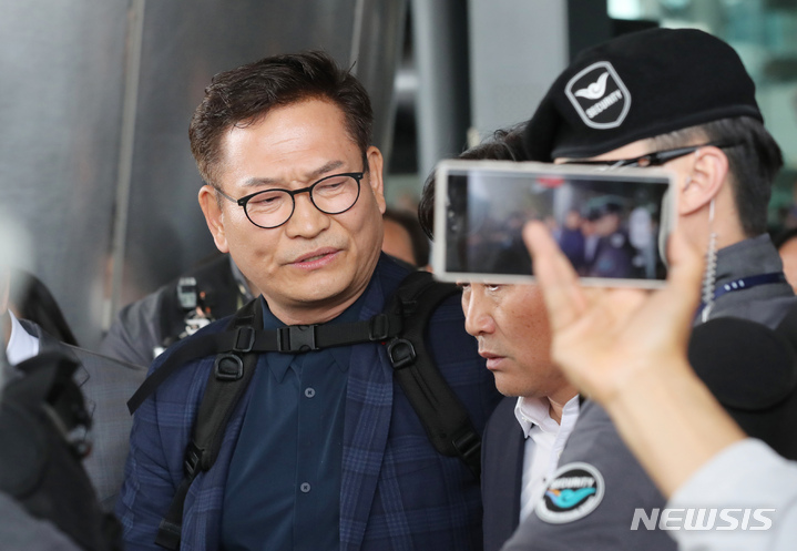 [인천공항=뉴시스] 공항사진기자단 = '전당대회 돈봉투' 의혹 송영길 전 더불어민주당 대표가 24일 인천국제공항으로 귀국해 김영진 의원과 대화하고 있다. 2023.04.24. photo@newsis.com