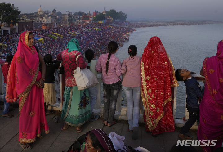 [아요디아=AP/뉴시스] 3월 30일(현지시간) 인도 아요디아에 모인 시민들. 유엔은 인도가 이달 말이면 고령화된 중국을 제치고 세계에서 가장 인구가 많은 나라가 될 것이라고 24일 밝혔다. 2023.04.25.
