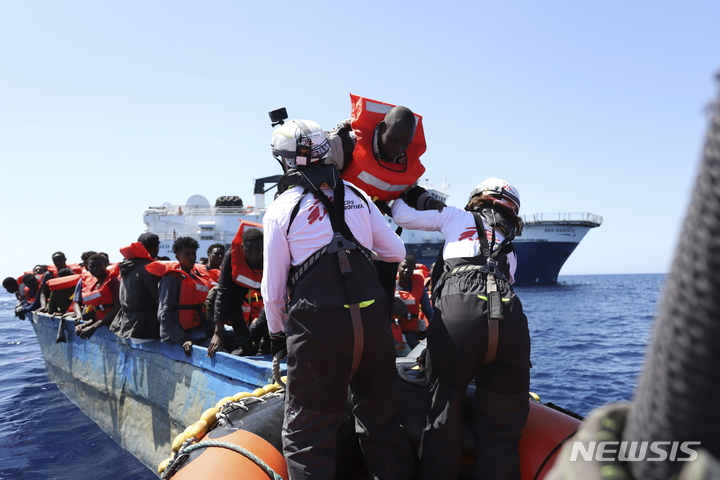[AP/뉴시스] 2023년 4월 24일 해양구조봉사대의 구조선 지오 배런츠호가 지중해의 공해상에서 조난한 불법 이민들을 구조하고 있다. 국제이주기구(IOM)는 3월 마지막 1주일간 리비아 해상에서 불법이민 480명을 구조했다고 발표했다. 2024. 04. 02.  