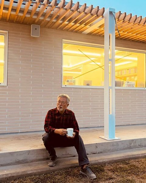 문재인 전 대통령 뒤에 있는 건물이 평산책방.[사진 탁현민 전 청와대 의전비서관 페이스북 캡처] *재판매 및 DB 금지