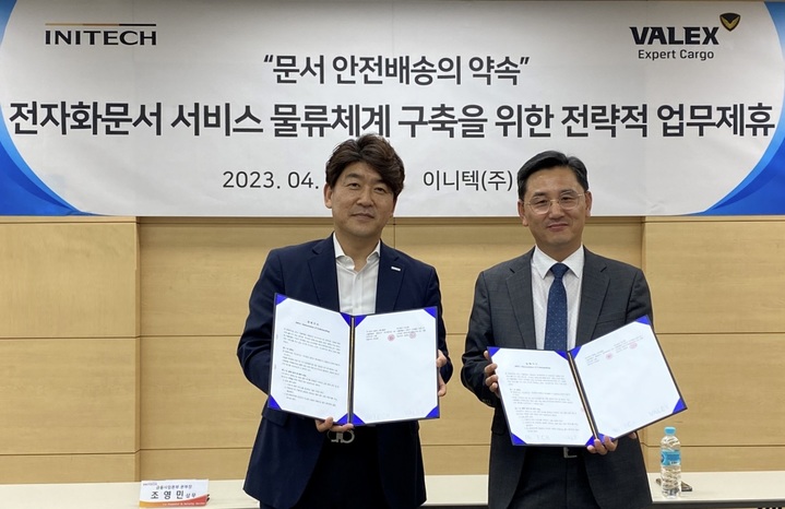 조영민 이니텍 금융사업본부 본부장(왼쪽), 안병희 발렉스 영업본부 본부장(오른쪽).(사진=이니텍).&nbsp; *재판매 및 DB 금지