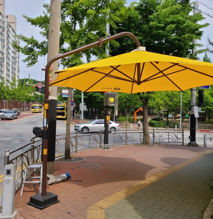 어린이보호구역에 설치한 노란색 횡단보도 그늘막. 사진=천안시 제공 *재판매 및 DB 금지