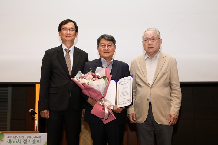 [서울=뉴시스] (왼쪽부터)대한신경정신의학회 오강섭 이사장, 오정신건강의학과의원 이상훈 원장, 동화약품 윤도준 회장이 지난 20일 롯데호텔 서울에서 개최된 대한신경정신의학회 춘계학술대회에서 기념 촬영을 하고 있다. (사진=동화약품 제공) *재판매 및 DB 금지