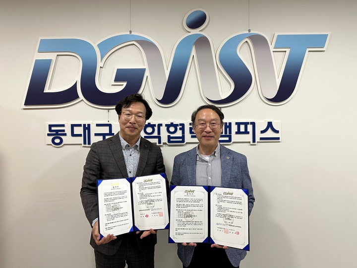 ㈜코리아와이드아이티에스 최종태 대표이사(왼쪽)와 대구경북과학기술원(DGIST) 산학협력단 이동하단장이 업무협약을 체결한 후 기념 포즈를 취하고 있다. *재판매 및 DB 금지