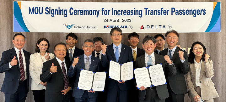 [인천공항=뉴시스] 홍찬선 기자 = 24일 오키나와 문오션 기노완 호텔에서 열린 ‘마케팅 협력 MOU 행사’에서 델타항공 빅터 오스미(앞줄 왼쪽 두 번째) 일본 대표, 인천국제공항공사 조종호(앞줄 왼쪽 세 번째) 허브화전략처장, 대한항공 세이지 카와타니(앞줄 왼쪽 네 번째)&nbsp; 서일본지점장, 인천공항공사 임승윤(앞줄 오른쪽 첫 번째) 과장 등이 업무협약 체결 후 기념촬영을 하고 있다. 2023.04.25.(사진=인천공항공사 제공) photo@newsis.com *재판매 및 DB 금지