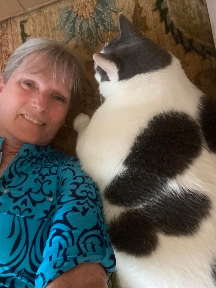 [서울=뉴시스] 돼냥이 패치스와 함께 있는 입양자 케이 포드의 모습. (사진=케이 포드 제공)2023.04.25. *재판매 및 DB 금지