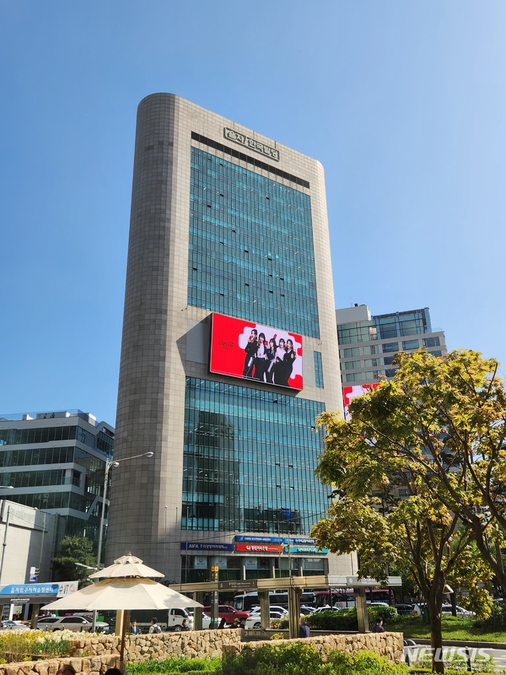 [서울=뉴시스] 한네트는 최근 열린 정기주주총회에서 목적사업을 추가하고 '옥외 전광판 광고사업'을 신규 사업으로 추진하기로 했다고 25일 밝혔다. 한네트의 디지털 사이니지 프로젝트는 서울 을지로입구역 사거리에 있는 을지한국빌딩에서 첫발을 내디뎠다. (사진=한네트 제공) 2023.04.25. photo@newsis.com *재판매 및 DB 금지