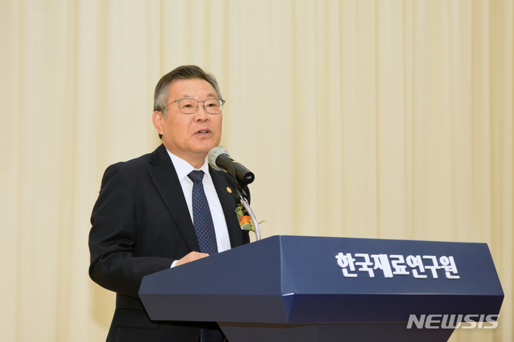 [창원=뉴시스] 홍정명 기자=한국재료연구원 이정환 원장이 25일 창원 본원 본관동 강당에서 창립 16주년 기념사를 하고 있다.(사진=한국재료연구원 제공) 2023.04.25. photo@newsis.com