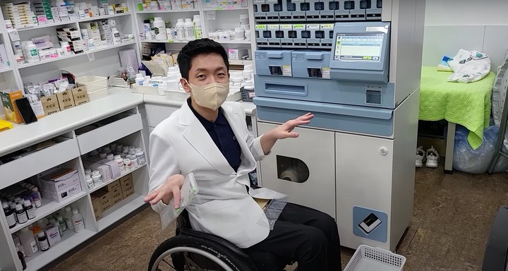 [서울=뉴시스]유튜브 채널 '약이슈Yak Issue'는 지난해 8월28일 '휠체어 타고 약 짓는 법'이라는 제목의 영상을 업로드했다. (사진=약이슈 유튜브 채널 영상 캡처) 2023.04.26. photo@newsis.com *재판매 및 DB 금지