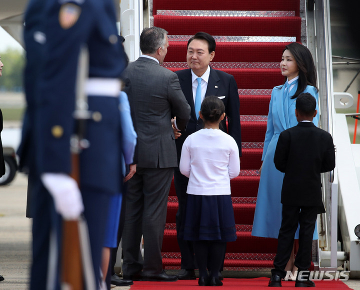 [워싱턴=뉴시스] 전신 기자 = 미국을 국빈 방문한 윤석열 대통령과 부인 김건희 여사가 24일(현지시간) 워싱턴DC 인근 앤드루스 공군기지에 도착해 환영인사들과 인사하고 있다. 2023.04.25. photo1006@newsis.com