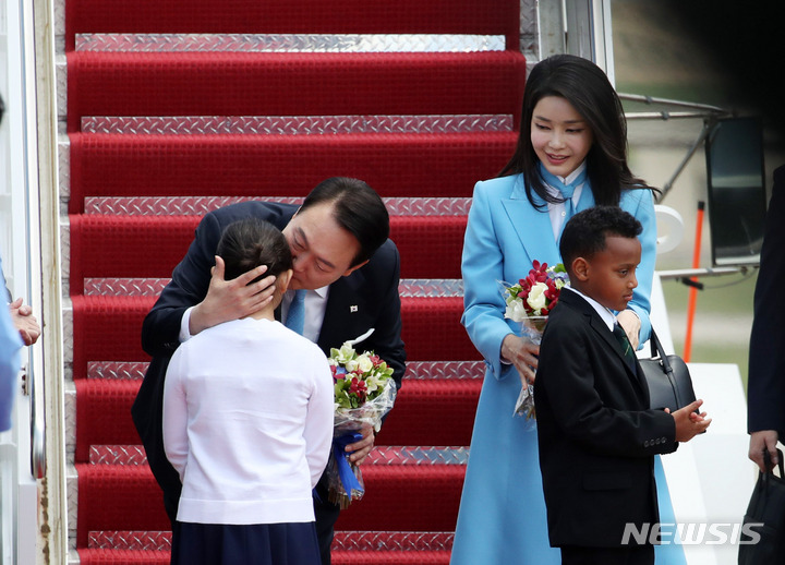 [워싱턴=뉴시스] 전신 기자 = 미국을 국빈 방문한 윤석열 대통령과 부인 김건희 여사가 24일(현지시간) 워싱턴DC 인근 앤드루스 공군기지에 도착해 꽃다발을 선물한 화동과 인사하고 있다. 2023.04.25. photo1006@newsis.com