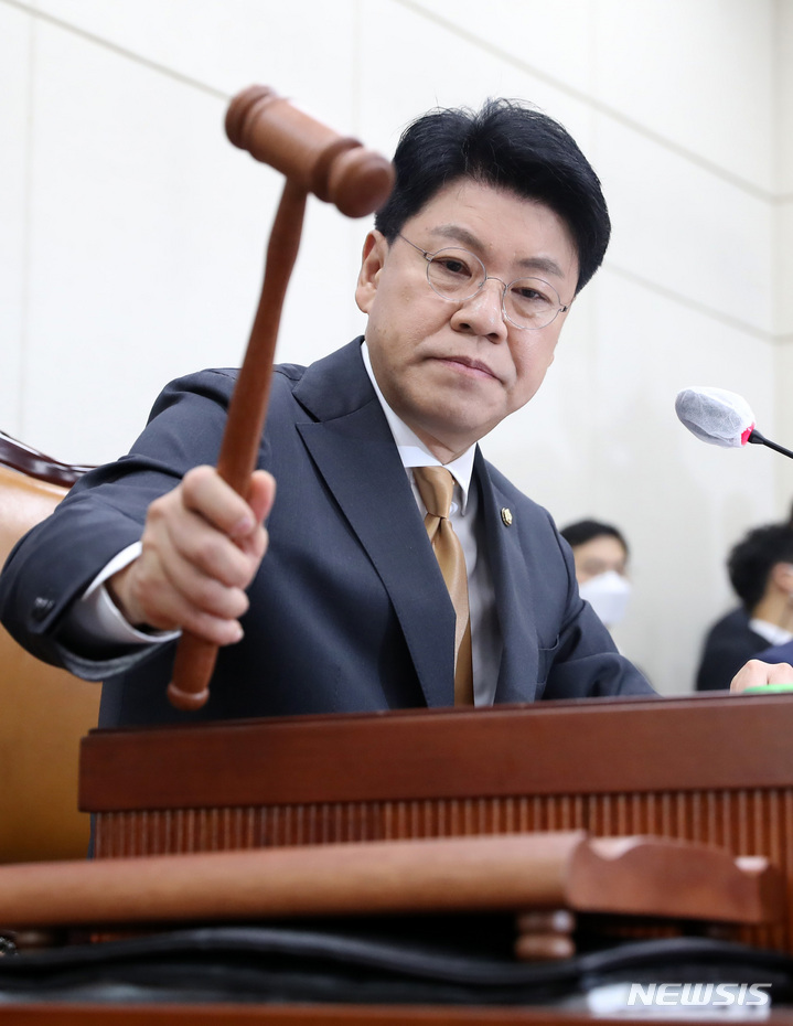 [서울=뉴시스] 이영환 기자 = 장제원 국회 행정안전위원장이 25일 오전 서울 여의도 국회에서 열린 전체회의에서 안건을 상정하며 의사봉을 두드리고 있다. 2023.04.25. 20hwan@newsis.com